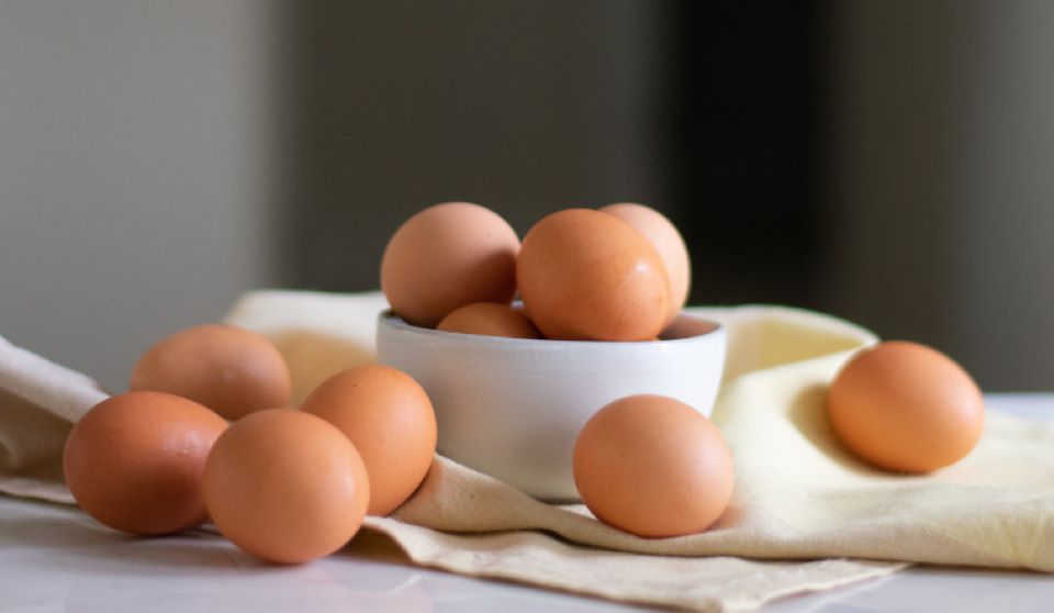 Cách phân biệt trứng gà cũ hay mới cực đơn giản, bạn nên biết