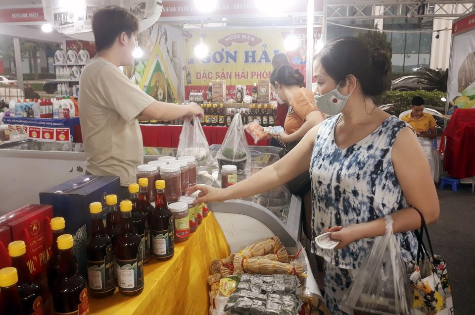 Khai mạc Tuần hàng Việt tại Long Biên: Thu hút 100 gian hàng chất lượng cao