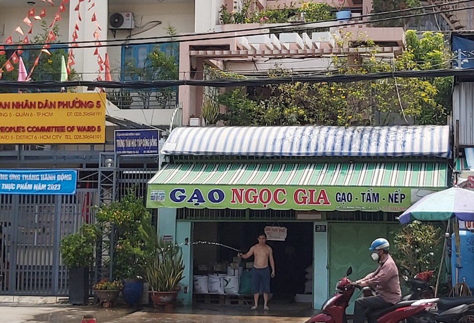 Người dân TP Hồ Chí Minh vật vã trong nắng nóng gần 40 độ C