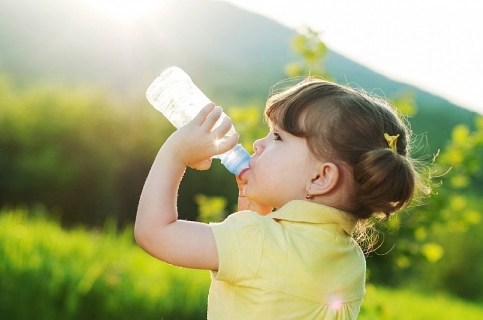 Cách phòng tránh mất nước cho trẻ khi nắng nóng gay gắt