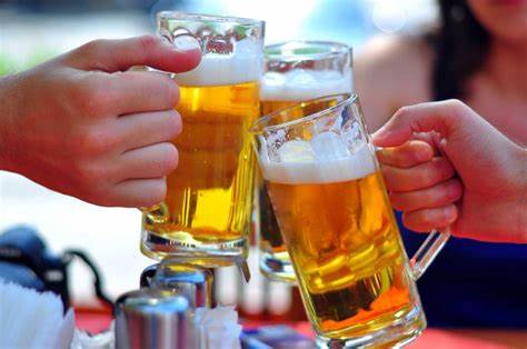 Những điều cần tránh khi uống bia trong mùa hè