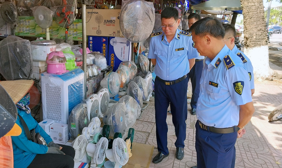 Liên tục cắt điện khiến thị trường quạt tích điện “sốt sình sịch”