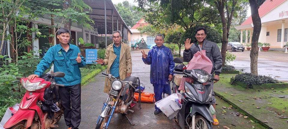 Báo Kinh tế & Đô thị tặng quà cho đồng bào dân tộc tỉnh Bình Phước