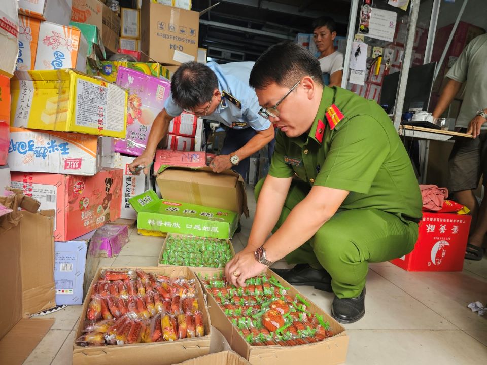 Hà Nội: Tạm giữ hơn 4.000 sản phẩm thực phẩm nghi nhập lậu