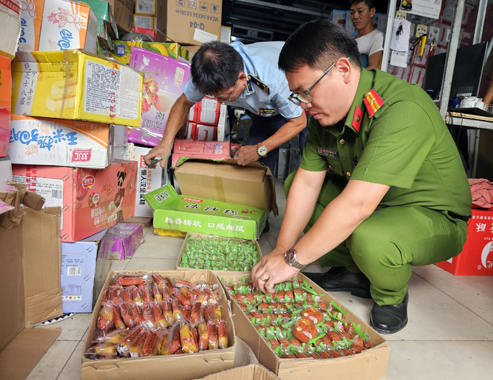 Hà Nội: Phát hiện lượng lớn bánh Trung thu nhập lậu