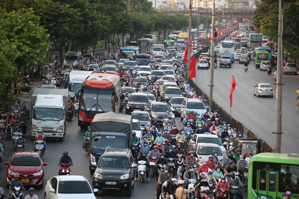 Đường phố Hà Nội ùn tắc dài trước kỳ nghỉ lễ