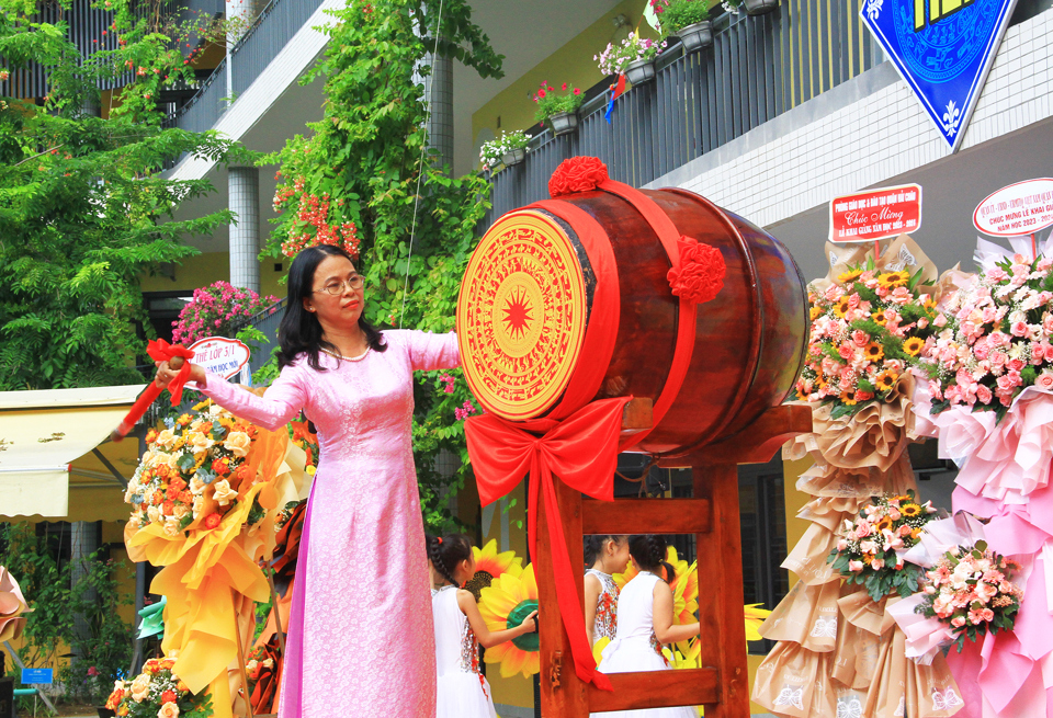 Học sinh cả nước hân hoan đến trường khai giảng năm học mới