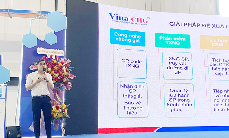 Ông Trần Phúc - Giám sát kinh doanh Vina CHG giới thiệu các giải pháp hỗ trợ chuyển đổi số và bảo vệ thương hiệu sản phẩm trên nền tảng số