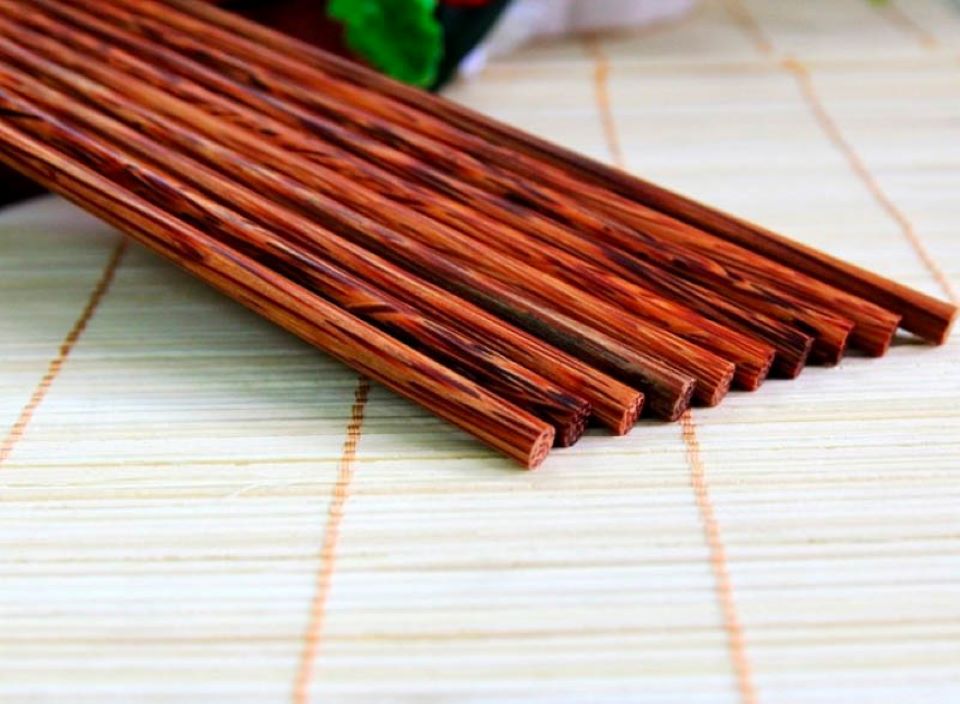 Cách phân biệt đũa gỗ tự nhiên và đũa nhuộm phẩm màu cực đơn giản