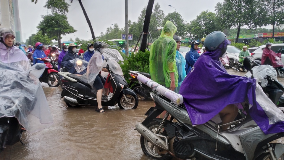 Mưa lớn, thợ sửa xe máy hốt bạc