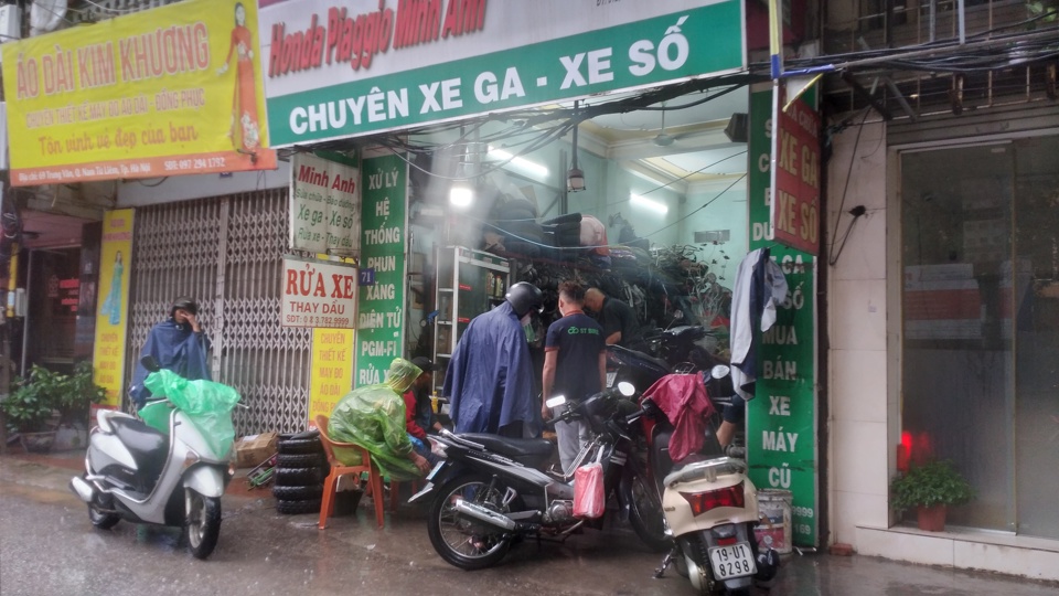 Mưa lớn, thợ sửa xe máy hốt bạc