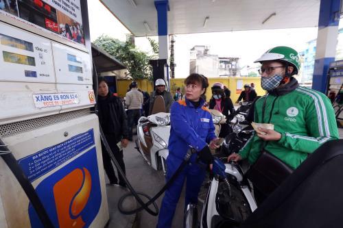 Giá xăng ngày mai có thể giảm 1.800 đồng/lít