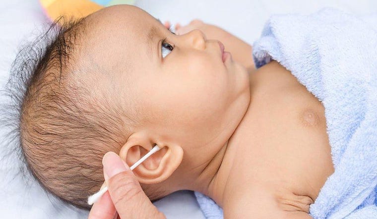 Vệ sinh tai cho trẻ không đúng cách có thể gây thủng màng nhĩ