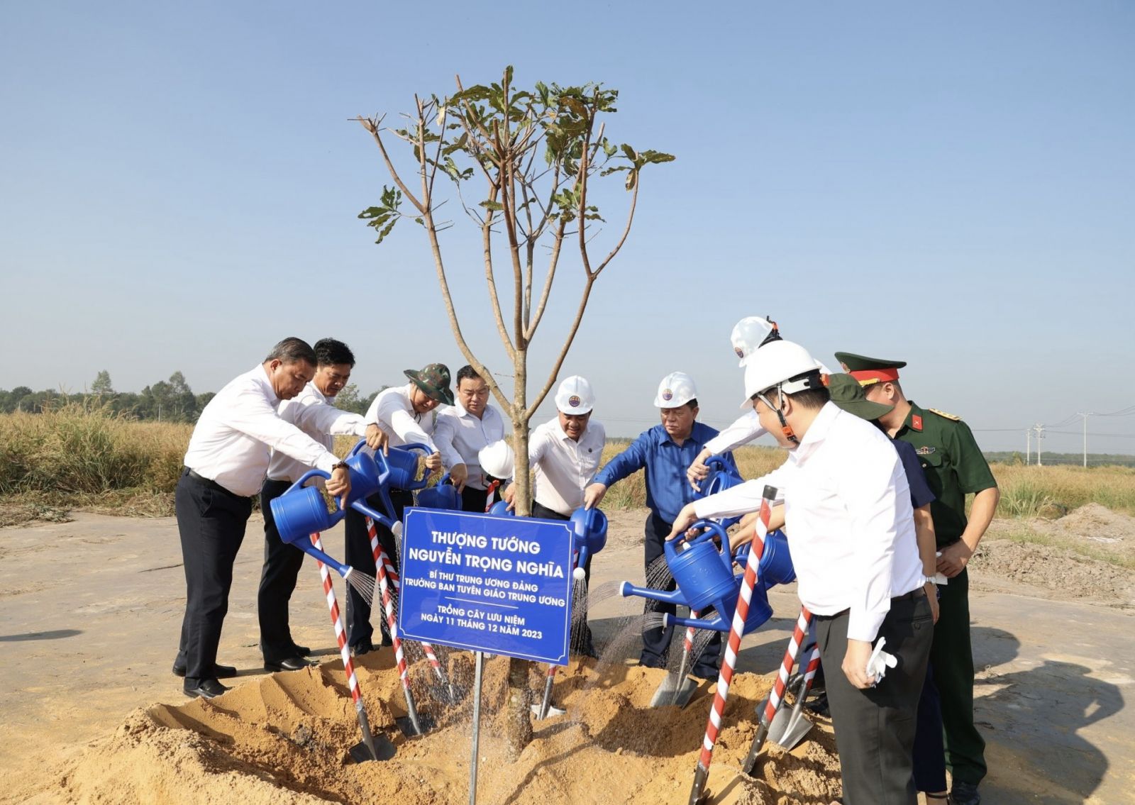 Trưởng Ban Tuyên giáo Trung ương Nguyễn Trọng Nghĩa dự lễ khởi công xây nhà, tặng quà cho gia đình chính sách