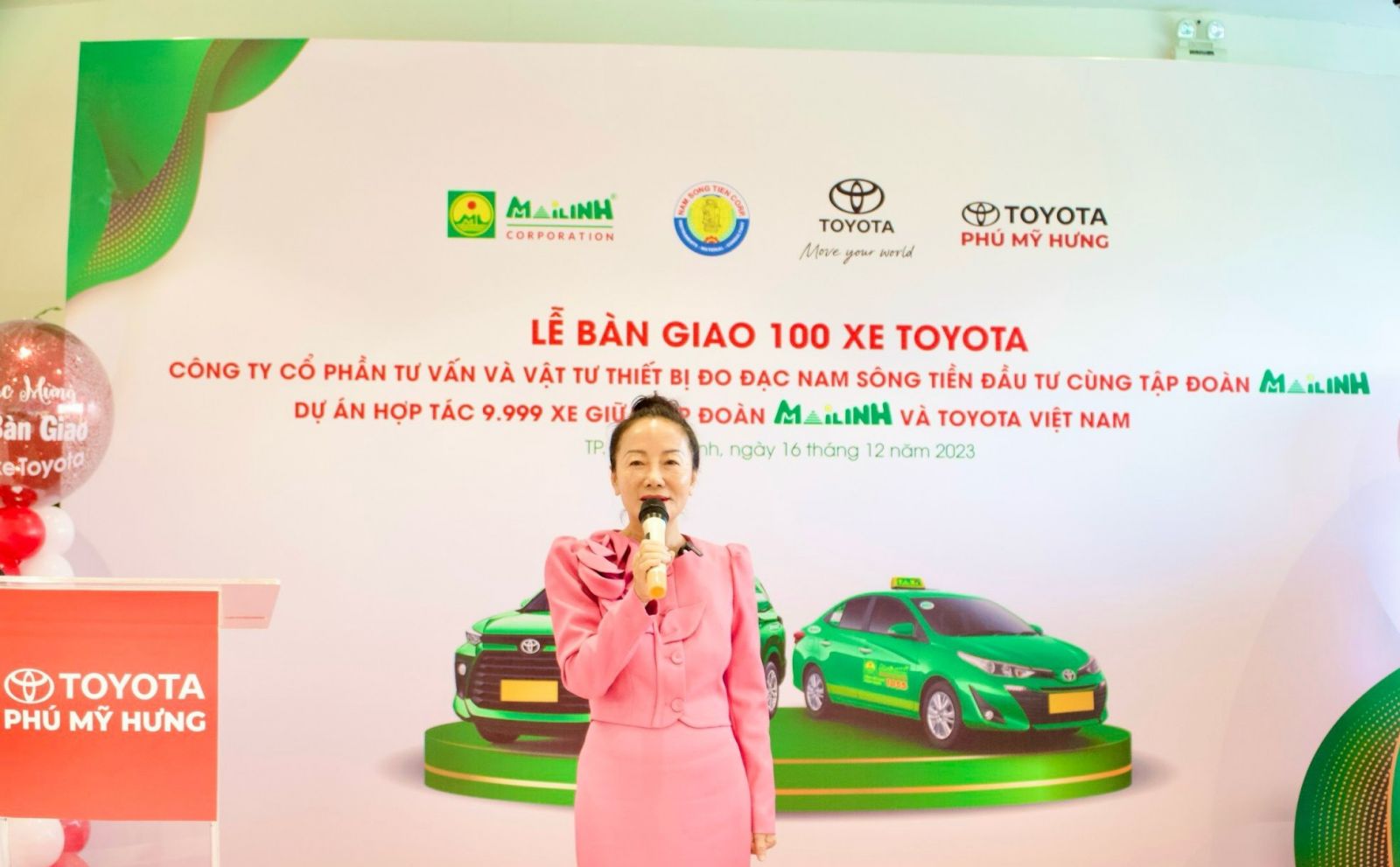 Toyota Phú Mỹ Hưng bàn giao 100 xe taxi cho công ty Nam Sông Tiền đầu tư vào Mai Linh