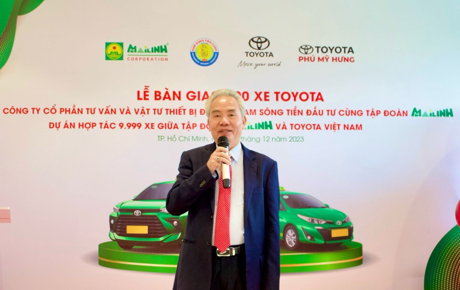 Toyota Phú Mỹ Hưng bàn giao 100 xe taxi cho công ty Nam Sông Tiền đầu tư vào Mai Linh