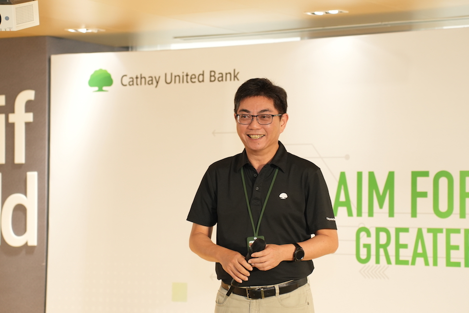 Cathay United Bank cung cấp tài chính số cho khách hàng cá nhân tại Việt Nam