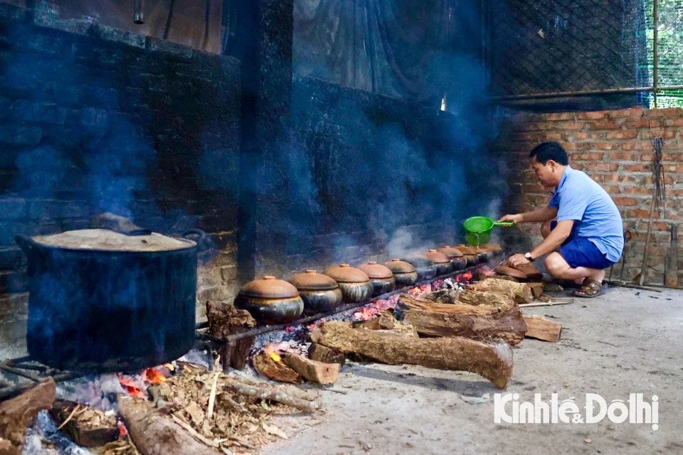 Xuyên đêm giữ lửa hồng kho cá làng Vũ Đại vụ Tết