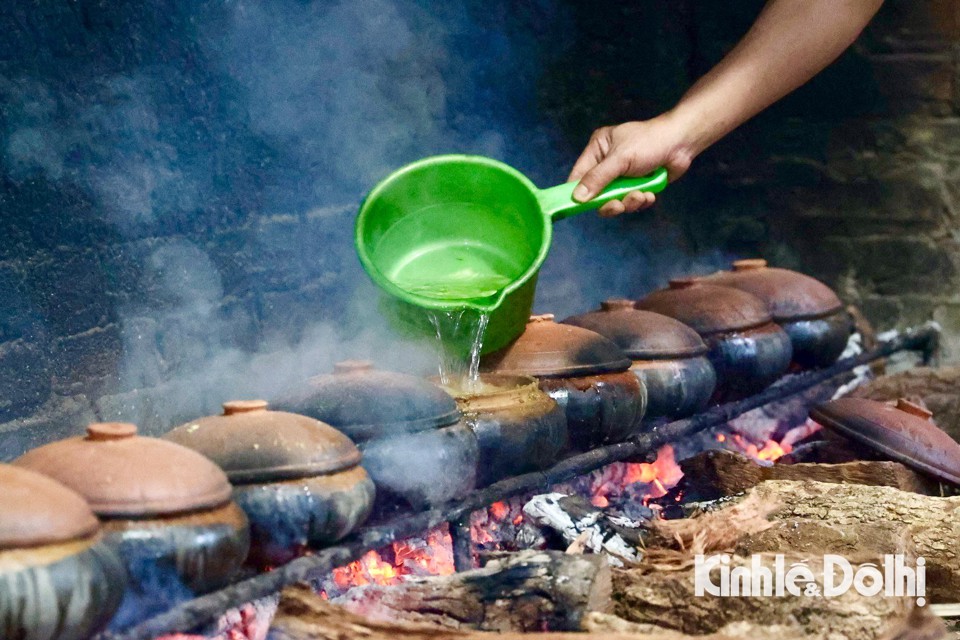 Xuyên đêm giữ lửa hồng kho cá làng Vũ Đại vụ Tết