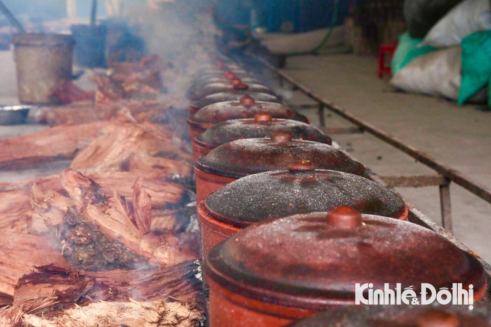 Xuyên đêm giữ lửa hồng kho cá làng Vũ Đại vụ Tết