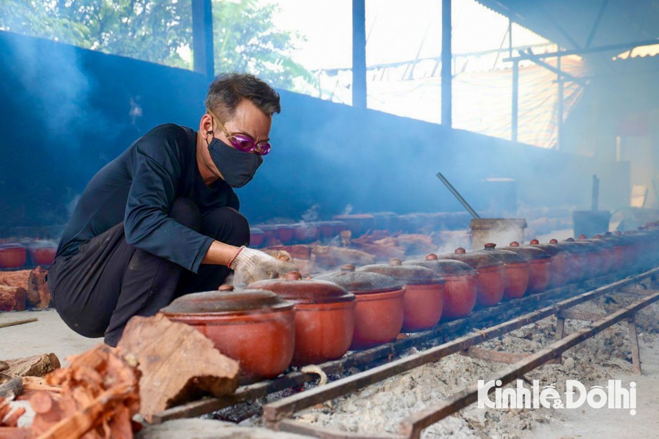 Xuyên đêm giữ lửa hồng kho cá làng Vũ Đại vụ Tết