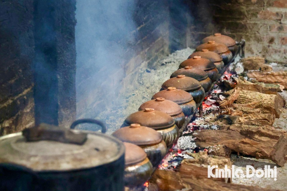 Xuyên đêm giữ lửa hồng kho cá làng Vũ Đại vụ Tết