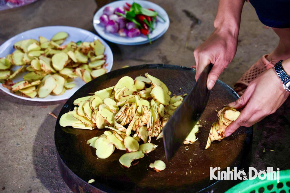 Xuyên đêm giữ lửa hồng kho cá làng Vũ Đại vụ Tết