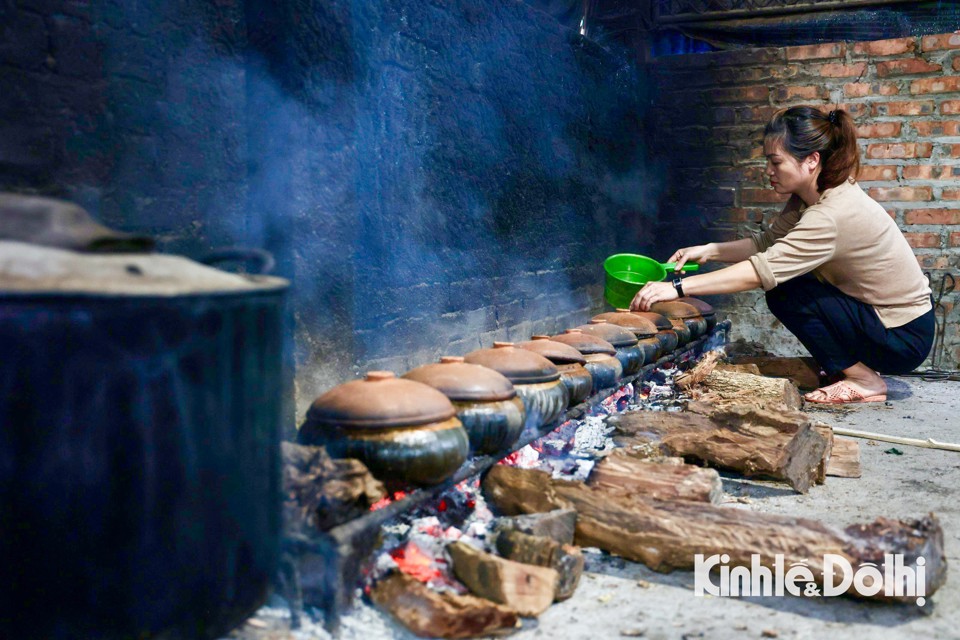 Xuyên đêm giữ lửa hồng kho cá làng Vũ Đại vụ Tết