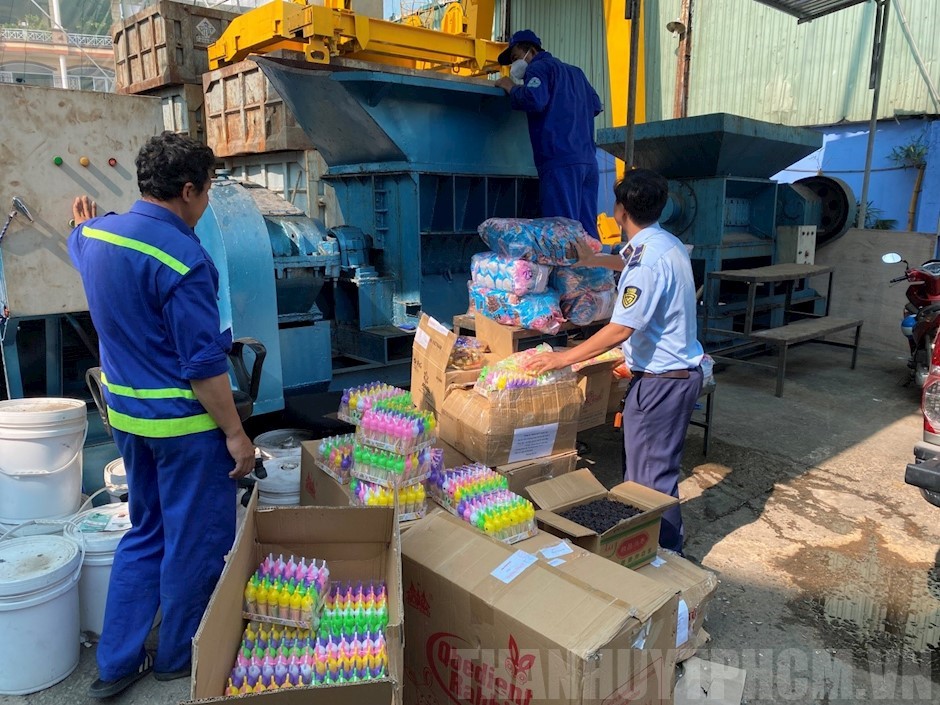 TP Hồ Chí Minh: Tiêu hủy 18.000 sản phẩm và gần 800 kg thực phẩm không rõ nguồn gốc xuất xứ