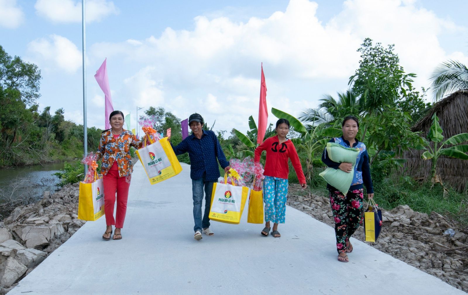 Phân bón Cà Mau mang “Tết ấm no – Mùa sung túc” đến nhà nông