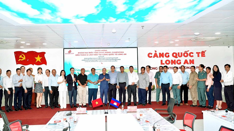 Đoàn lãnh đạo tỉnh Svay Rieng, Vương quốc Campuchia đến thăm và làm việc tại Cảng Quốc tế Long An