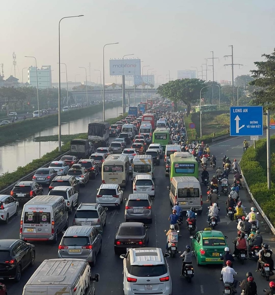 Cả 3 tuyến giao thông về miền Tây đều kẹt xe nghiêm trọng!