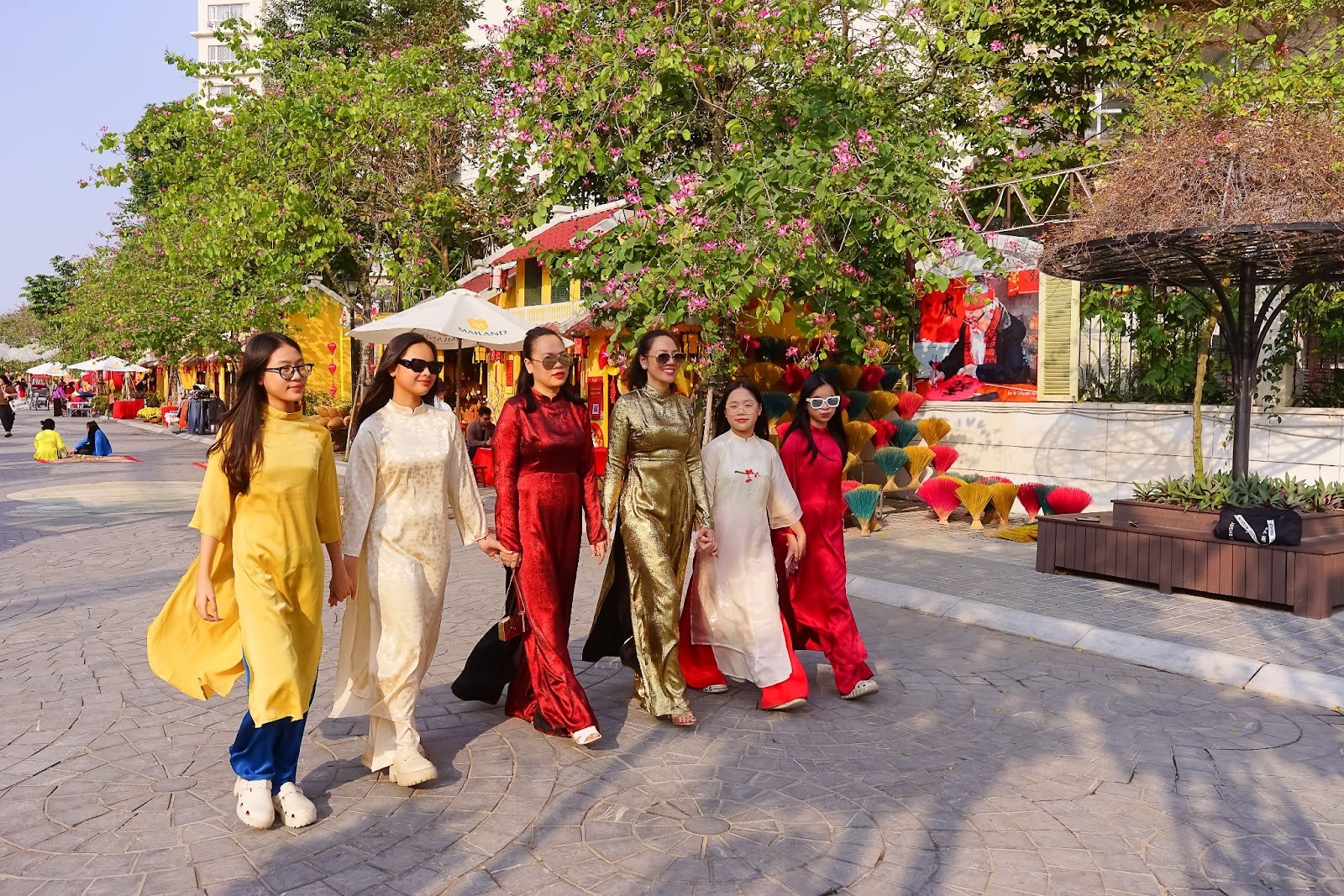 Phố đi bộ Pont de Long Bien hút khách du xuân