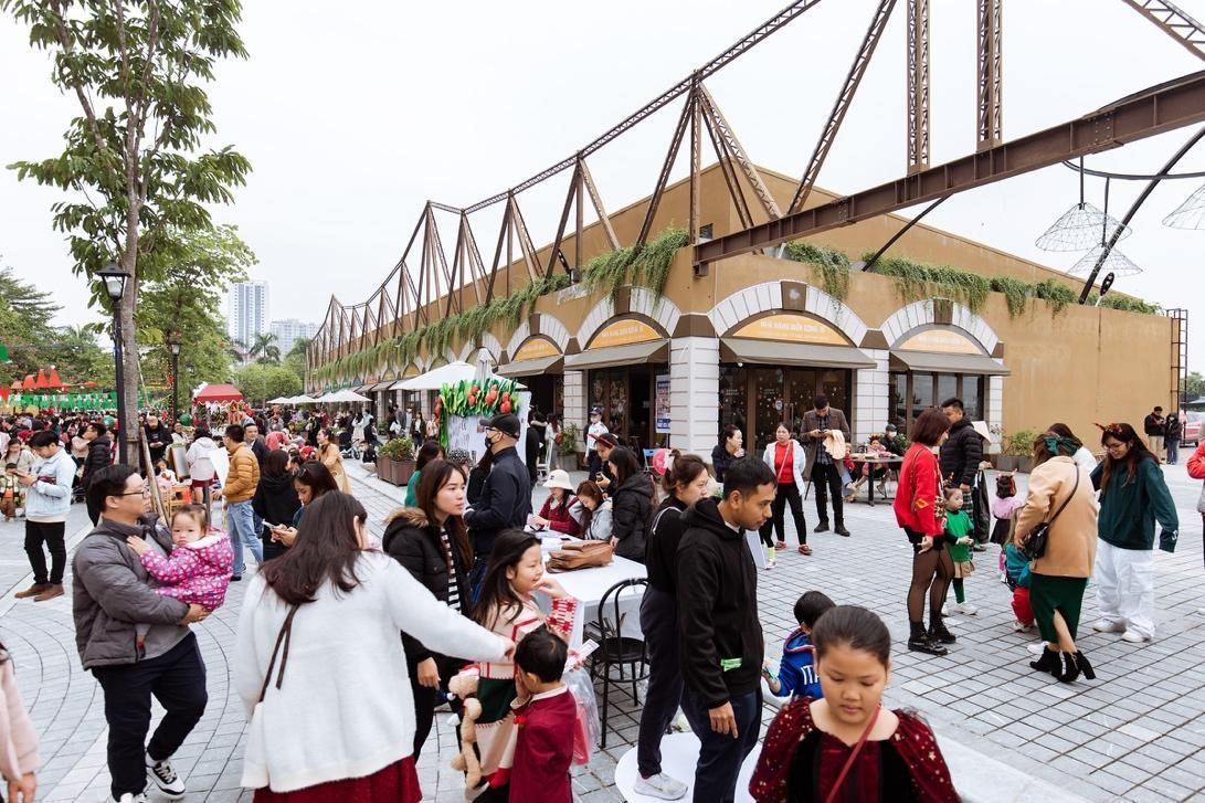 Phố đi bộ Pont de Long Bien hút khách du xuân