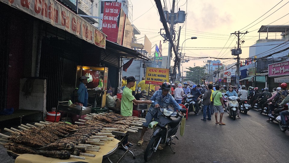 Phố cá lóc nướng ở TP Hồ Chí Minh tấp nập ngày vía Thần Tài