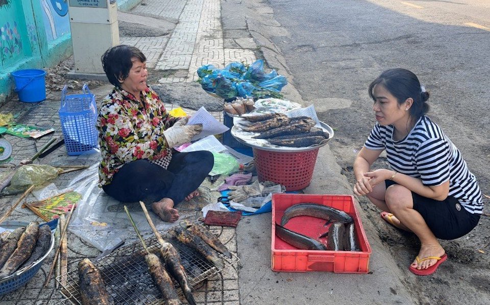 Phố cá lóc nướng ở TP Hồ Chí Minh tấp nập ngày vía Thần Tài