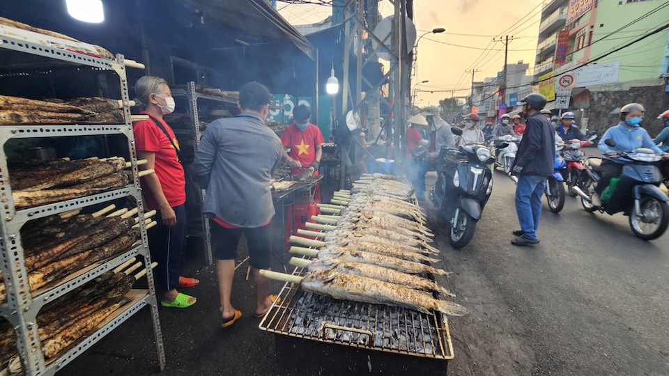 Phố cá lóc nướng ở TP Hồ Chí Minh tấp nập ngày vía Thần Tài