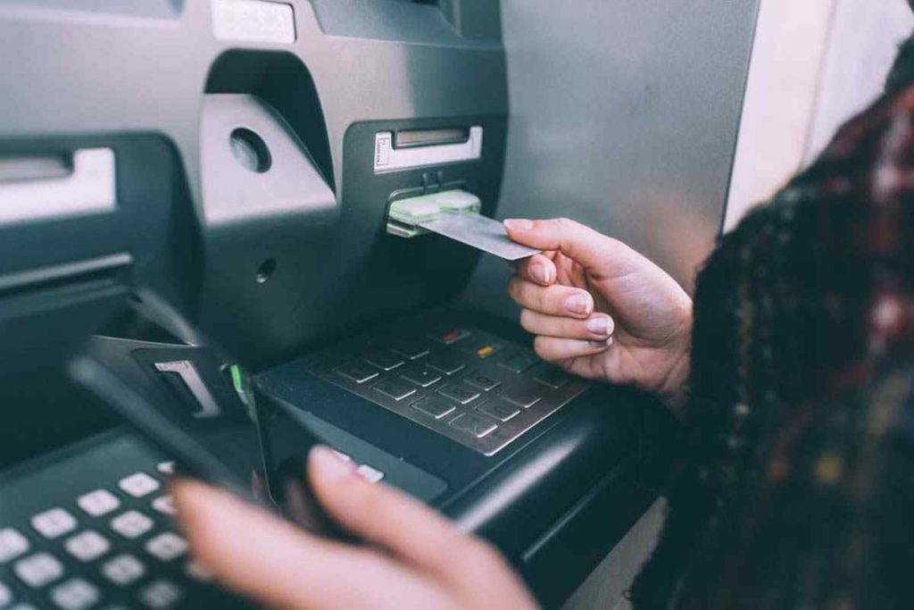 Làm gì khi bị nuốt thẻ ATM khi rút tiền?