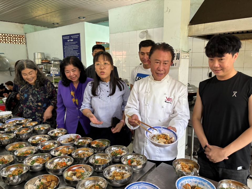 “Vua” đầu bếp Yan Can Cook cùng NSND Kim Cương nấu ăn cho trẻ khuyết tật