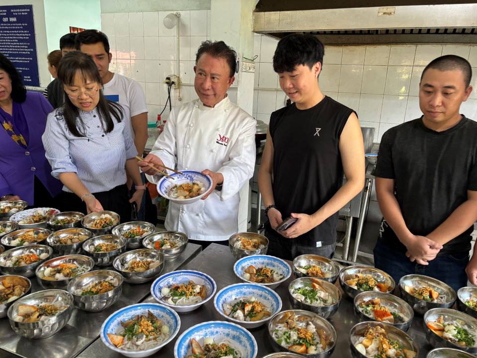 “Vua” đầu bếp Yan Can Cook cùng NSND Kim Cương nấu ăn cho trẻ khuyết tật