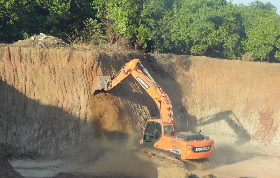 Bình Phước: Khai thác đất trái phép ngay trung tâm huyện nhiều năm, người dân bức xúc