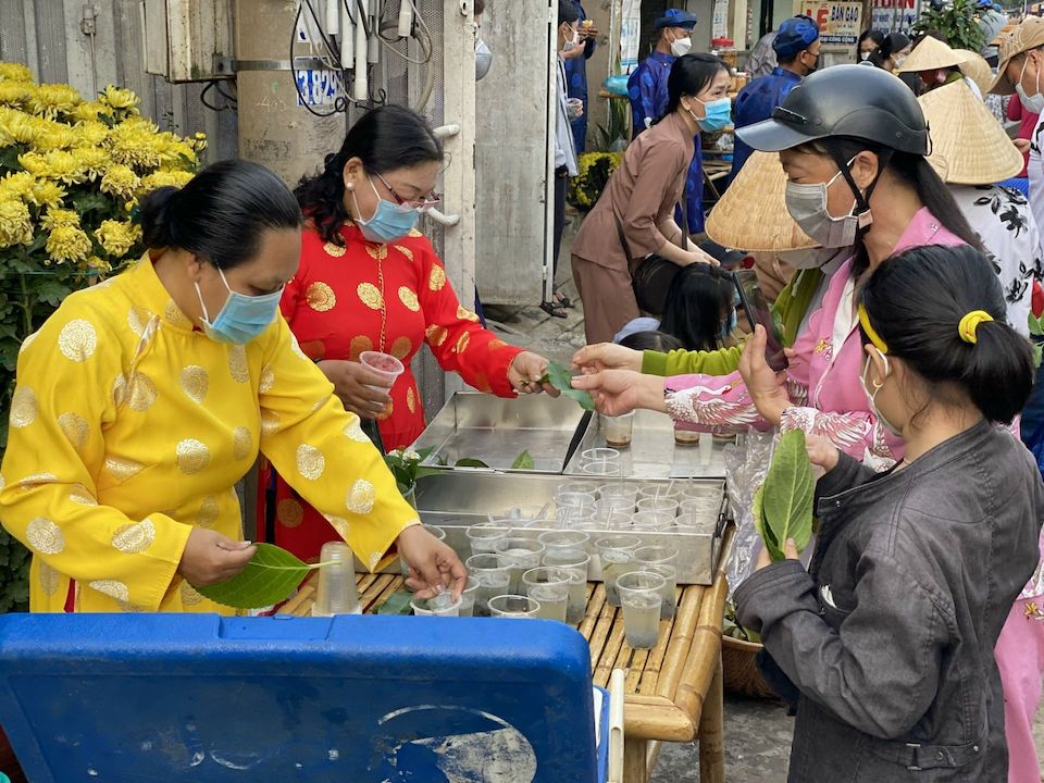 Độc lạ phiên chợ mua hàng bằng lá miễn phí ở TP Hồ Chí Minh