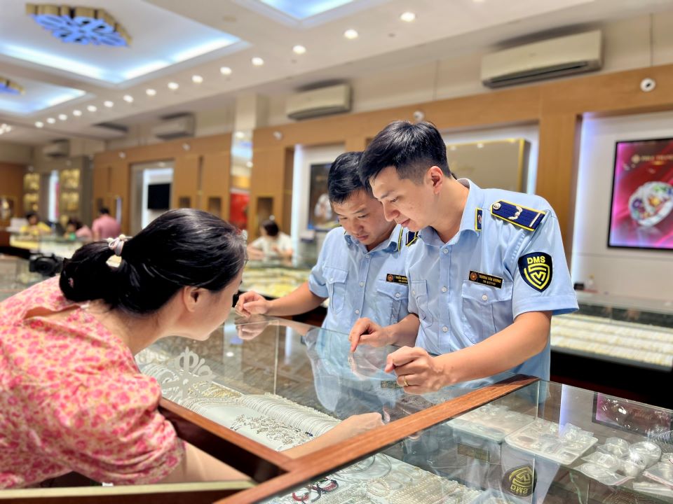 Hà Nội: 3 cửa hàng kinh doanh vàng bày bán hàng nghìn sản phẩm nữ trang có dấu hiệu giả thương hiệu