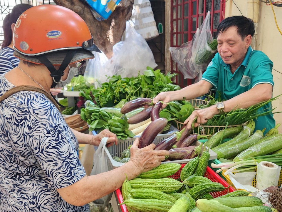 Người tiêu dùng hào hứng bốc thăm trúng thưởng tại Phiên chợ Xanh tử tế