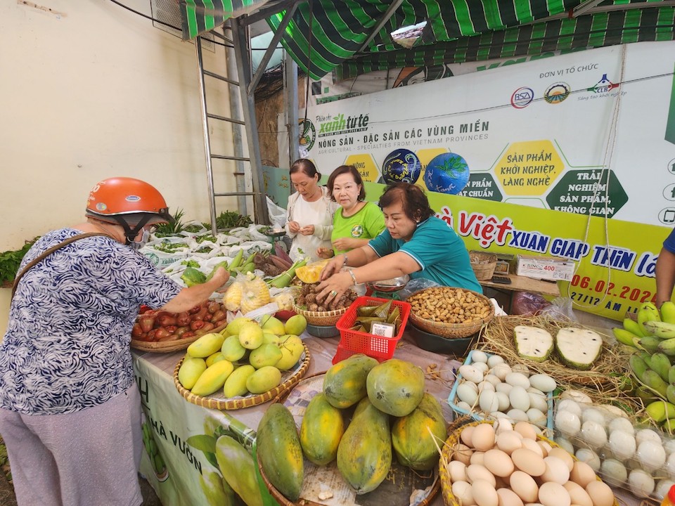 Người tiêu dùng hào hứng bốc thăm trúng thưởng tại Phiên chợ Xanh tử tế