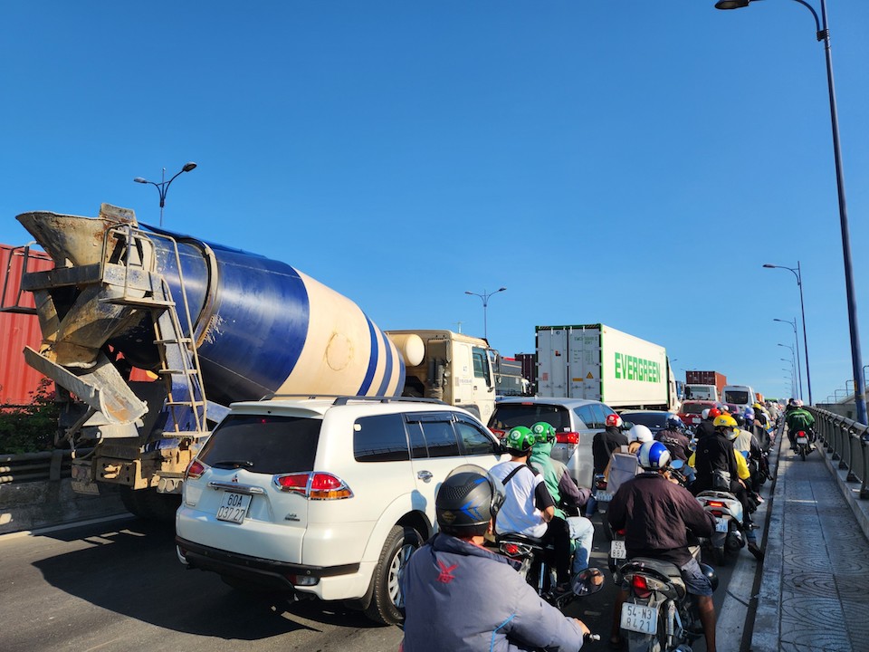 Giao thông cửa ngõ Thành phố Hồ Chí Minh ùn tắc ngày đầu nghỉ lễ