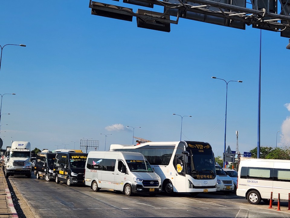 Giao thông cửa ngõ Thành phố Hồ Chí Minh ùn tắc ngày đầu nghỉ lễ