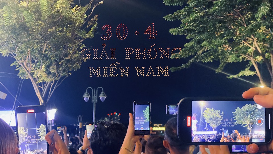 Người dân Thành phố Hồ Chí Minh hân hoan ngắm pháo hoa mừng lễ 30/4