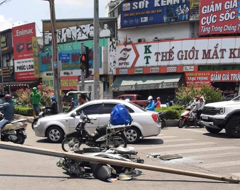 TP Hồ Chí Minh: Trụ đèn chiếu sáng trên cầu vượt rơi, đè người đi đường 