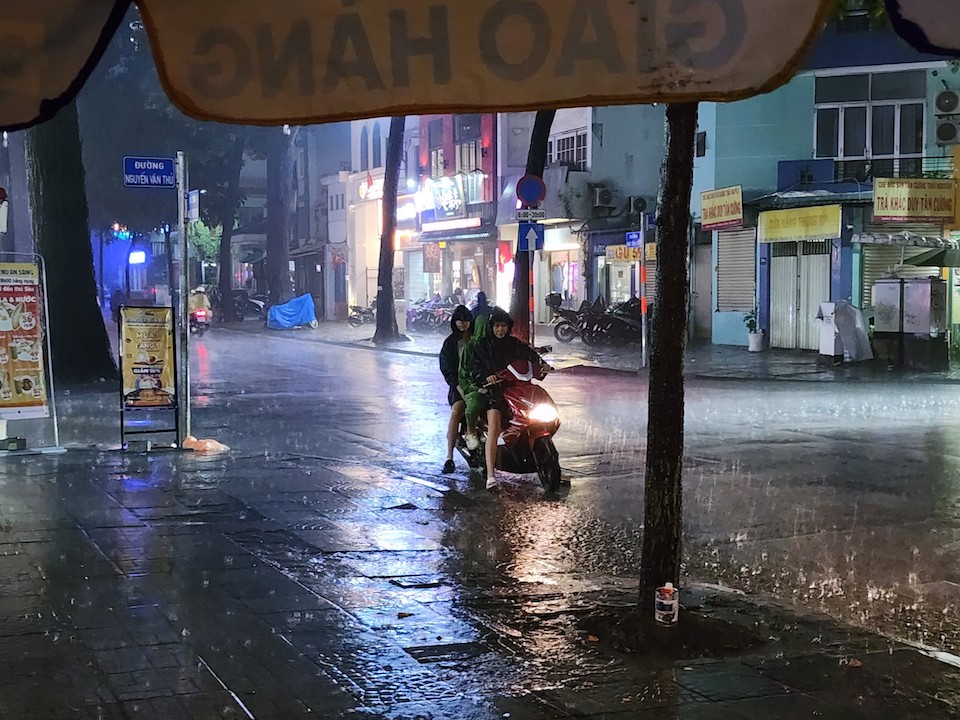 TP Hồ Chí Minh: mưa lớn đầu mùa, người dân vất vả lội nước về nhà